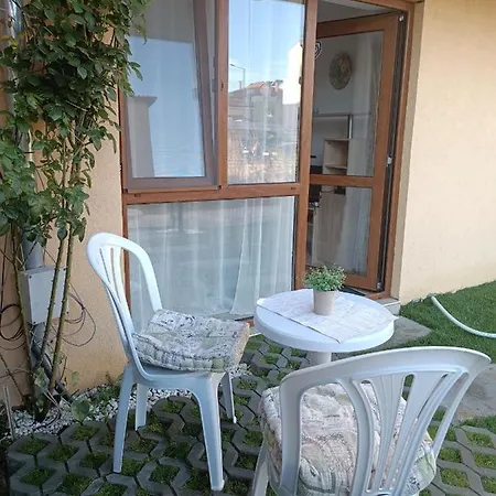 Megi Apartments, Sity *
