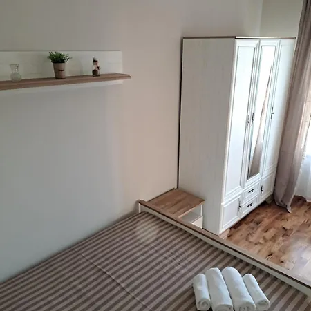 Megi Apartments, Sity Νεσέμπαρ