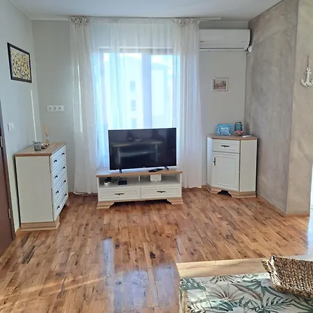 Megi Apartments, Sity Νεσέμπαρ