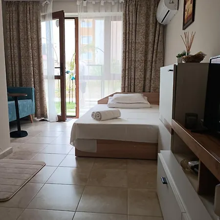 Megi Apartments, Sity Νεσέμπαρ